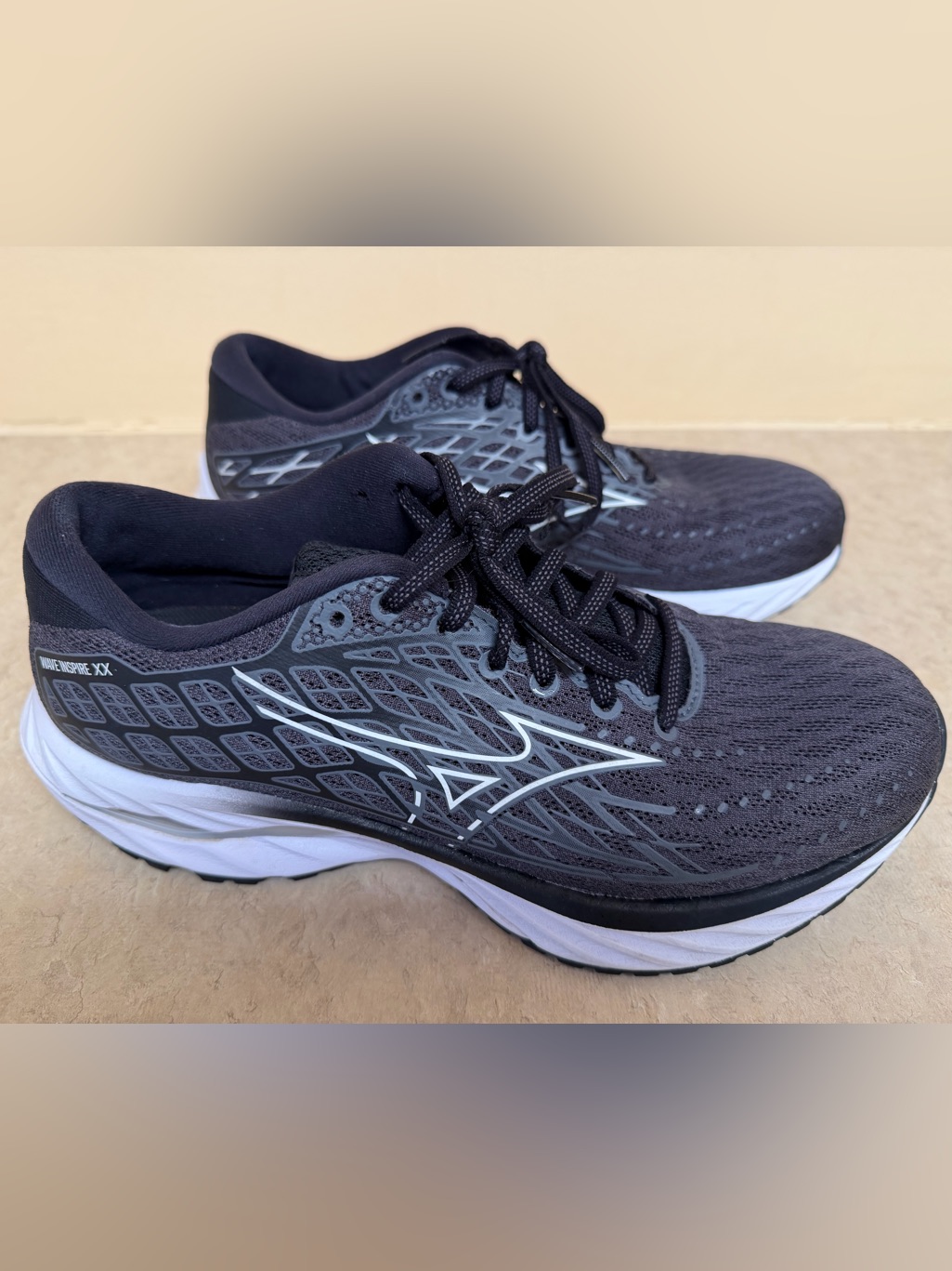 Mizuno Wave Inspire 20 Ebony/White/Black Women’s Size 9